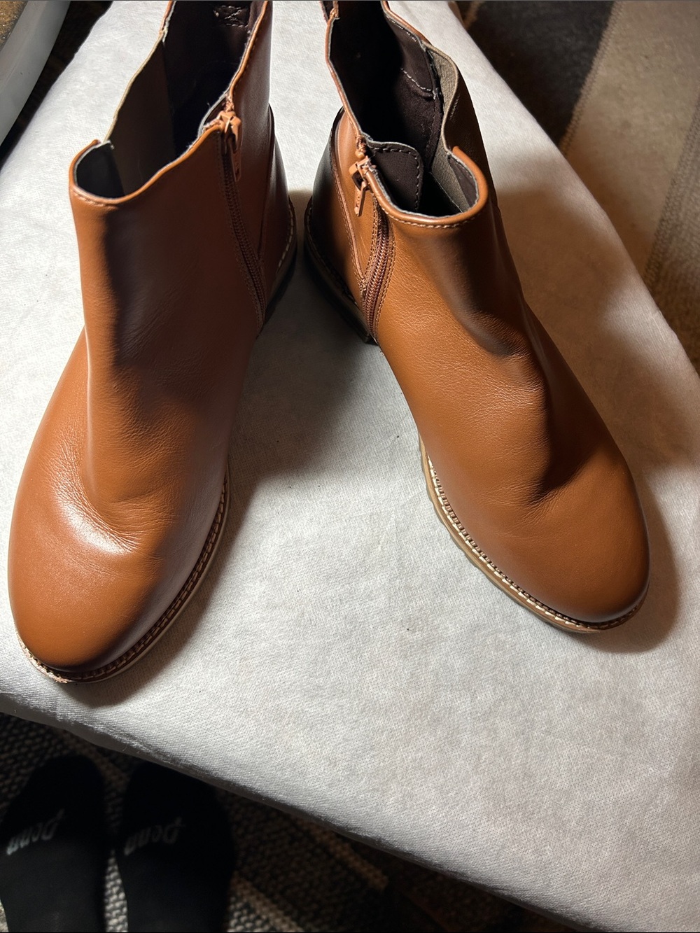 Lands End Woman’s Tan Leather Chelsea Zip Ankle Boots.
